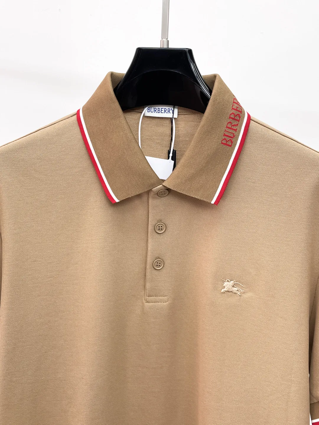 Burberry New Arrival Polo shirt, complete with three labels, original fabric, original customized accessories, official Same Style, made of 210g pure cotton pique fabric, customized same-tank dyed fabric, very comfortable and smooth to the touch, very wide and stylish, produced by the first-line brand Factory, imported Behringer embroidery machine, embroidery is full and textured, the collar rib is woven with imported yarn, does not deform after long-term wear, the most New Arrival style in spring and summer, fashionable and individual Super Versatile and good-looking. It is very suitable for both men and women. It is a must-have for everyone. Size: S-XXL